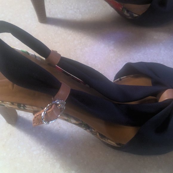 ETIENNE AIGNER 3 INCH HEEL NAVY/FLORAL PUMP WITH PEEKABOO HEEL, TOE AND SIDES -6 - Picture 4 of 14